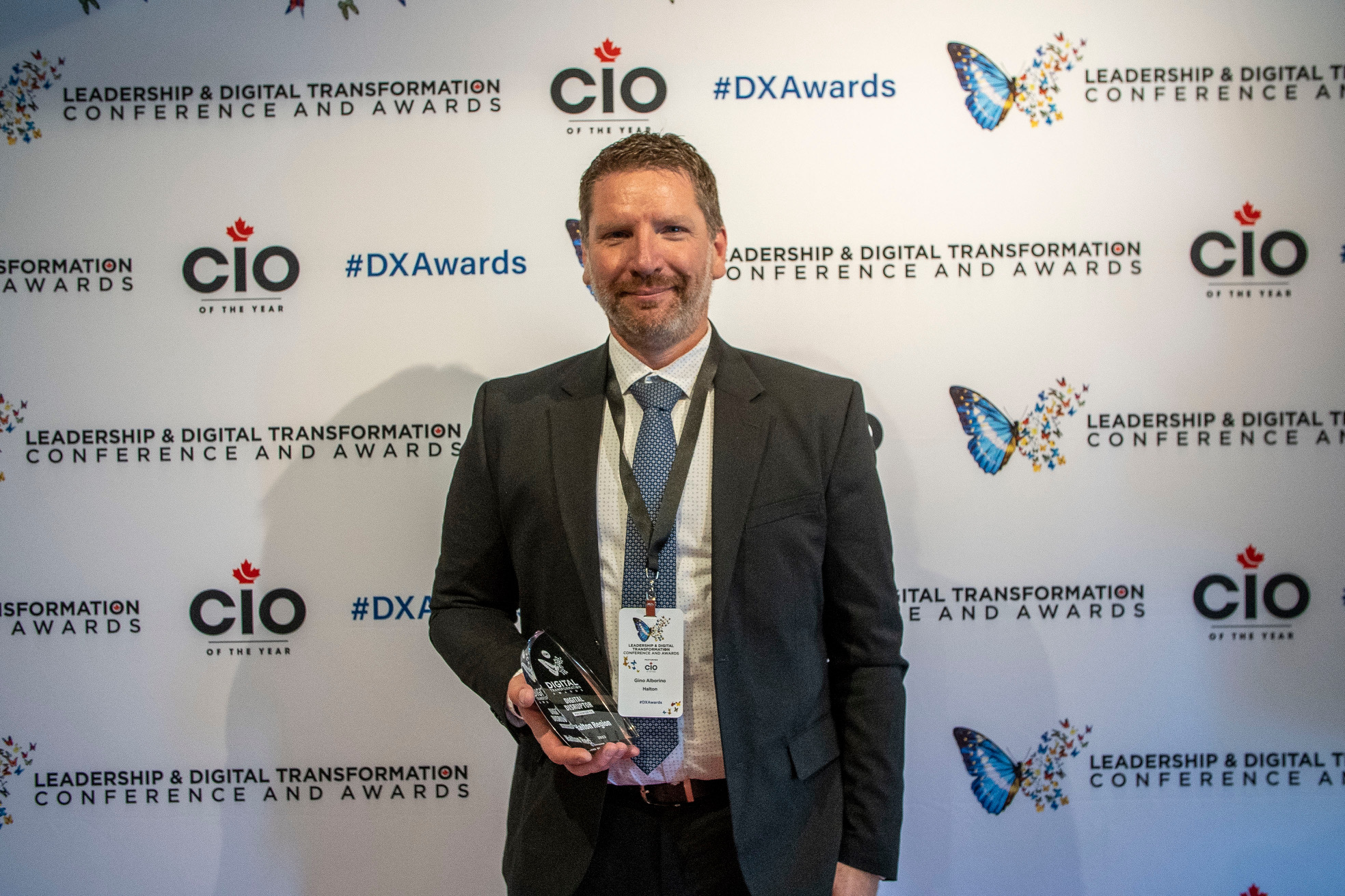Gino Alborino receiving the 2023 Digital Disruptor Award at the CIO Leadership & Digital Transformation Conference